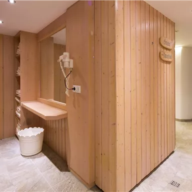 Ein entspannender Wellnessbereich mit Holzverkleidung und sanfter Beleuchtung. Der Raum hat eine ruhige Atmosphäre und ist gut gestaltet für Erholung.