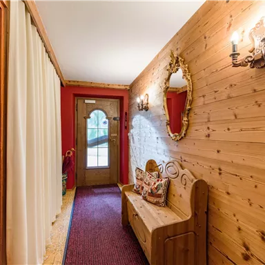 Entrance with shoe cabinet