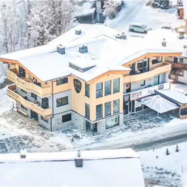 Das CasaGoingsport ist ein modernes Gebäude mit Holz- und Steinfassade. Im obersten Bereich befinden sich die beiden Appartements "Villaggio" und "Majestro". Das Haus liegt sehr zentral mit guten Anbindungen zu den öffentlichen Verkehrsmitteln. Im Untergeschoss befindet sich das Sportgeschäfts "GoingSport", wo sie Sportartikel bei Bedarf ausleihen oder erwerben können.