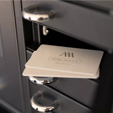 Eine Schublade mit einem Schlüsselkarte und einem digitalen Tastaturfeld. Die Karte ist sichtbar und hat das Logo "AAA".