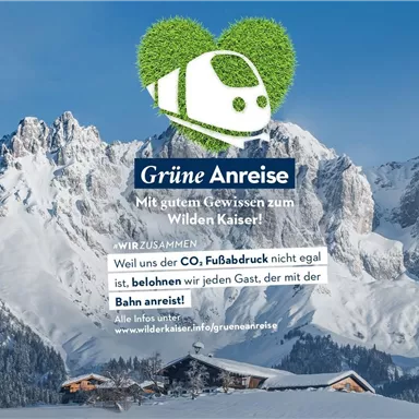 Ein malerisches Bergpanorama mit schneebedeckten Gipfeln und einer einladenden Hütte im Vordergrund. Es bewirbt umweltfreundliches Reisen zum Wilden Kaiser.