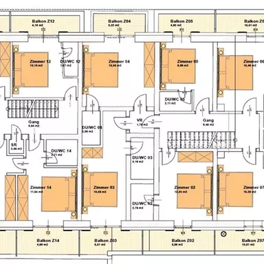 Ein Grundriss eines Gebäudes mit mehreren Zimmern und Balkonen. Die Räume sind beschriftet und es gibt verschiedene Eingänge und Treppen.