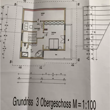 Ein Grundriss für das dritte Obergeschoss im Maßstab 1:100. Die Skizze zeigt die Anordnung von Räumen und Möbeln.