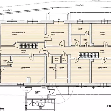 Es handelt sich um einen Grundriss eines Erdgeschosses mit mehreren Räumen, darunter Wohnzimmer, Küche und Badezimmer. Der Plan zeigt auch Eingänge sowie eine Terrasse.