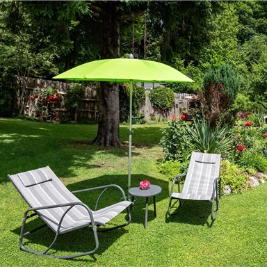 Großer Garten mit vielen gemütlichen Ecken, Schaukel und Reckstange, sowie einem Hühnergehege. Für alle Gäste jederzeit zugänglich.