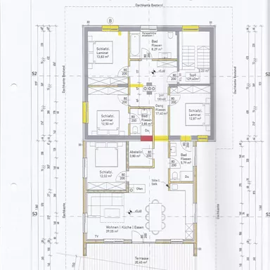 Ein Grundriss für das Dachgeschoss eines Hauses. Er zeigt die Anordnung von Räumen wie Schlafzimmer, Badezimmer und Wohnzimmer.
