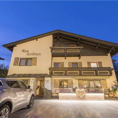 Ein charmantes Gästehaus mit traditioneller Architektur. Das Gebäude ist gut beleuchtet und hat eine einladende Atmosphäre.