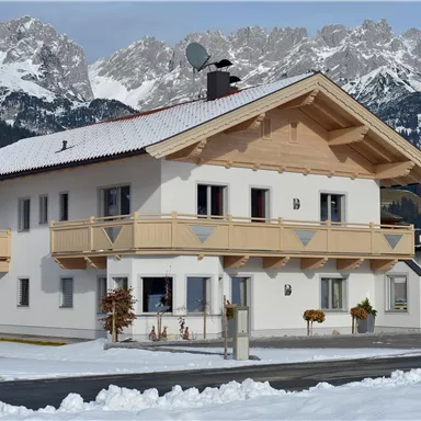 A modern house in the snow with mountain views. The surroundings are quiet and picturesque, perfect for winter activities.