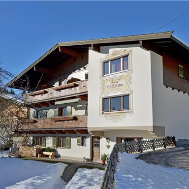Ein charmantes Haus im alpinen Stil, umgeben von schneebedeckten Landschaften. Die klare Bergluft und die ruhige Umgebung schaffen eine einladende Atmosphäre.