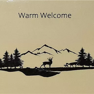 Eine stilisierte Naturlandschaft mit Bergen, Bäumen und Tieren. Darüber steht der Schriftzug „Warm Welcome“.