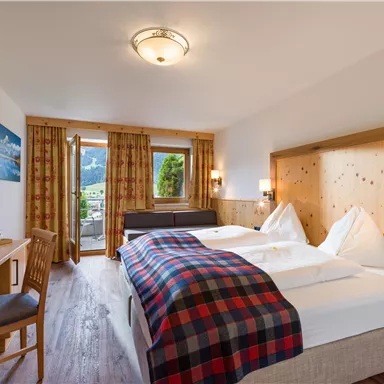 Bright double room at Hotel Alpenpanorama in the Wilder Kaiser holiday region with balcony and mountain view.