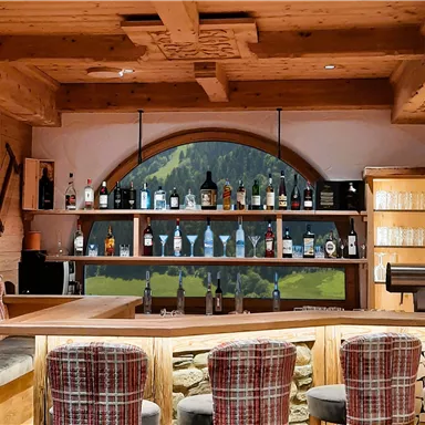 Eine gemütliche Bar mit Holzregalen und einer Auswahl an Getränken. Im Hintergrund ist eine malerische Aussicht auf die Berge sichtbar.