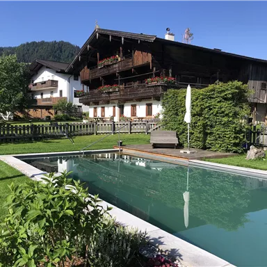 Ein gemütliches Haus mit Balkon und Garten. Der Swimmingpool ergänzt die entspannende Atmosphäre im Freien.