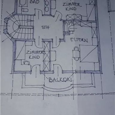 Eine Skizze des Obergeschosses eines Hauses mit mehreren Zimmern, Badezimmer und Balkon. Die Räume sind klar angeordnet und gekennzeichnet.