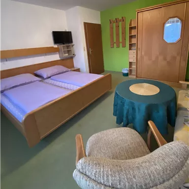 Doppelzimmer Nr. 1 
helles freundliches Zimmer mit großem Balkon