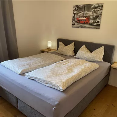 Ein komfortables Schlafzimmer mit einem Boxspringbett (160 x 200) und Schlafsofa.