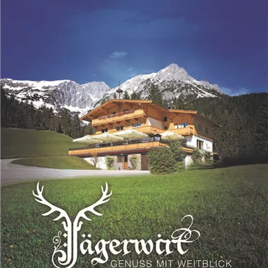 Ein malerisches Chalet inmitten von grünen Wiesen und majestätischen Bergen. Der strahlend blaue Himmel verleiht der Szenerie eine einladende Atmosphäre.