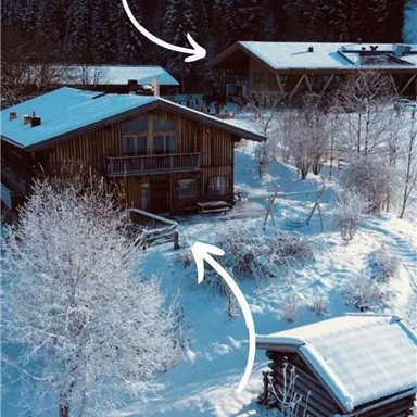A snow-covered landscape picture with wooden houses. The gondola lift and the granary are marked.