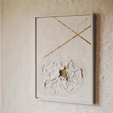 Ein modernes Kunstwerk mit strukturiertem, weißem Hintergrund und goldenen Linien. In der Mitte befindet sich eine besondere Textur in Form einer Vertiefung.