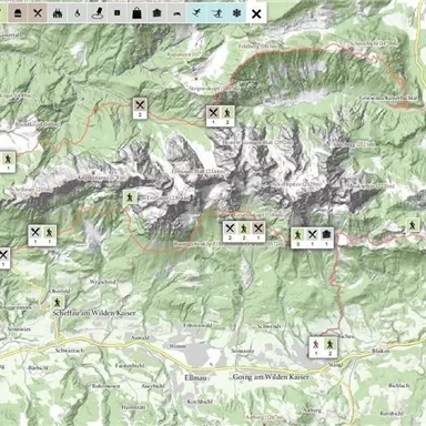 Eine detaillierte Karte eines Gebirgsgebiets mit eingezeichneten Markierungen. Die Umgebung zeigt Wälder, Seen und umliegende Straßen.