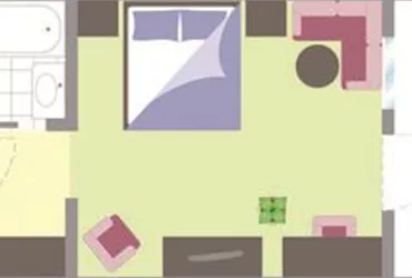 Eine einfache Raumaufteilung mit einem Schlafzimmer, einem Badezimmer und einem kleinen Balkon. Der Wohnbereich ist mit Möbeln wie einem Sofa und einem Tisch ausgestattet.