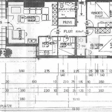 Eine Bauzeichnung eines Wohnplans mit mehreren Zimmern. Die Räume sind klar dargestellt, einschließlich Wohnbereich, Küche und Schlafzimmer.