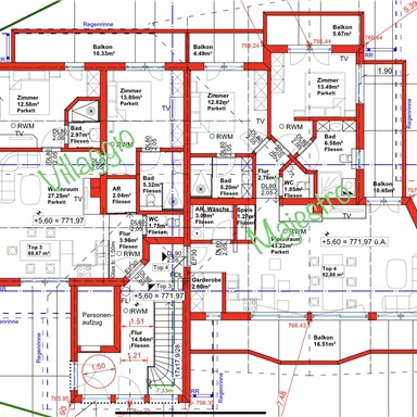 Ein architektonischer Grundriss mit mehreren Räumen und einer klaren Linienführung. Die Wände sind rot markiert, und es sind mehrere Maßangaben vorhanden.