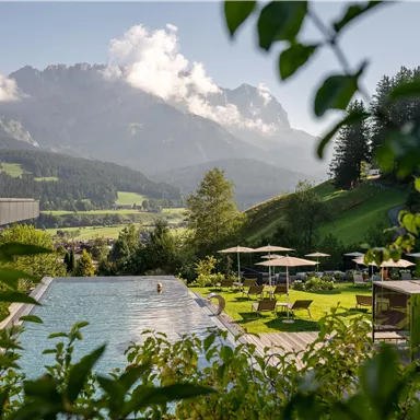 Ein schöner Pool mit Blick auf die Berge und grüne Wiesen. Die Umgebung ist ruhig und einladend, ideal zum Entspannen.