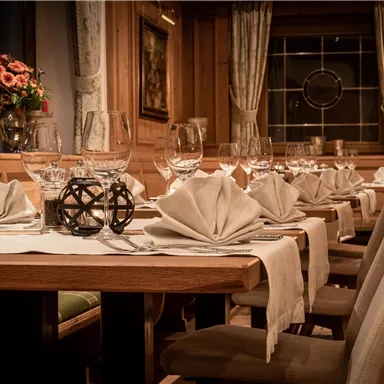 A cozy restaurant with a lovingly set table. The warm wooden tones and stylish decor create an inviting atmosphere.