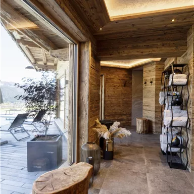 A modern entrance area with wooden elements and large windows. The room feels bright and inviting.