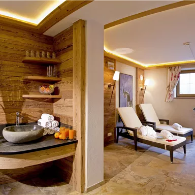 Ein stilvolles Spa mit warmen Holzdetails und modernen Liegen. Der Raum ist hell und einladend, ideal für Entspannung und Wellness.