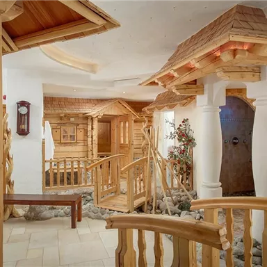 Ein gemütlicher Wellnessbereich mit Holzstruktur und natürlichen Materialien. Der Raum ist hell und einladend, ideal für Entspannung und Erholung.