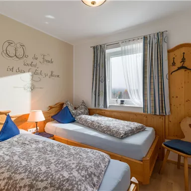 The single beds are in comfort height 90x200 cm with an open footboard.