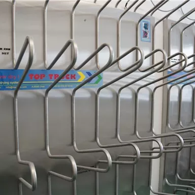 Ein modernes, metallisches Gestell mit mehreren Halterungen. Es dient vermutlich zum Trocknen oder Aufhängen von Gegenständen.