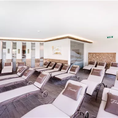 Ein heller und einladender Raum mit Liegen zum Entspannen. Die ruhige Atmosphäre lädt zur Erholung ein.