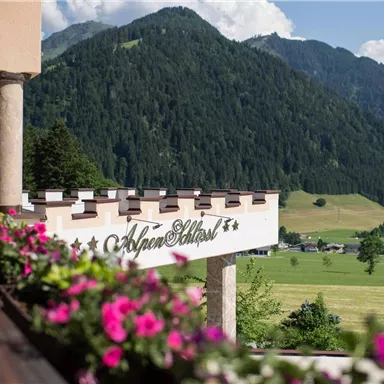 Pure alpine idyll: Guests enjoy the impressive panorama over the meadows and mountains of Söll from the lovingly planted balcony.