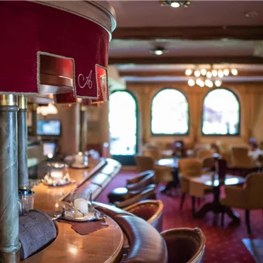 Meeting point with style: The hotel bar with a cozy fireplace lounge invites you to enjoy social moments, a glass of wine, or a fine digestif.