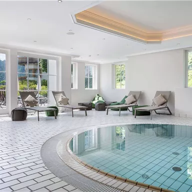 Enjoy relaxed swimming strokes in the light-flooded panoramic indoor pool with a magnificent view of the greenery – a highlight for wellness enthusiasts.