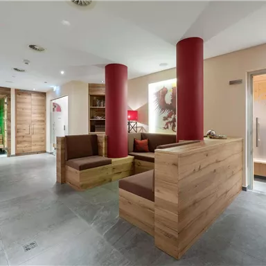 The bright relaxation area with large seating surfaces and inspiring nature imagery creates space for recuperation – ideal for unwinding after a sauna or sound bath.