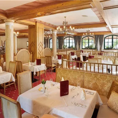 Start your day enjoyably: The stylish breakfast room with plenty of natural light, a friendly atmosphere, and lovingly set tables invites you to linger.