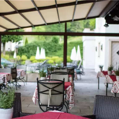 Indulgence in the Outdoors: Guests enjoy coffee, breakfast, or a glass of wine in a relaxed atmosphere on the cozy terrace overlooking the garden.