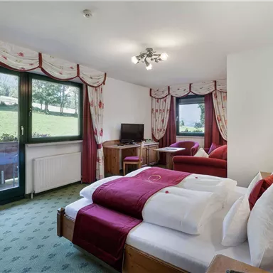 Here, romance meets nature: The lovingly decorated room with balcony access offers dreamy views and coziness.