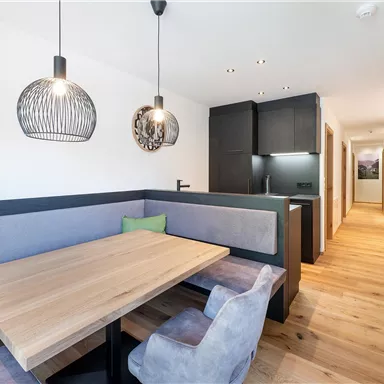 Plenty of space for coziness: The "Steintal Suite" impresses with a spacious living kitchen, elegant furnishings, and stylish details for your time away.