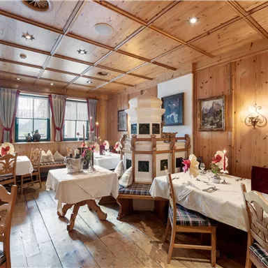 Pure Tyrolean coziness: The wood-paneled parlor/restaurant in AlpenSchlössl combines rustic atmosphere with culinary delights – ideal for sociable evenings.