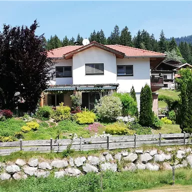 Hausansicht von vorne im Sommer.