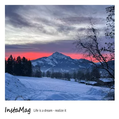 Ein malerischer Winterabend mit schneebedeckten Bergen und einem leuchtenden, roten Himmel. Bäume und eine Hügel-Landschaft ergänzen die friedliche Szene.