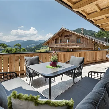 Enjoy the panorama: The spacious terrace with stylish lounge furniture invites you to relax outdoors – with a wonderful view of the mountains.