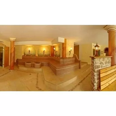 An inviting wellness area with warm colors and elegant columns. The atmosphere is calm and relaxing, ideal for relaxation and wellness.