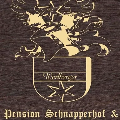 Ein Wappen mit einem stylisierten Design und dem Schriftzug "Pension Schnapperhof & Gästehaus Werlberger". Farben sind gold und braun, was einen eleganten Eindruck vermittelt.