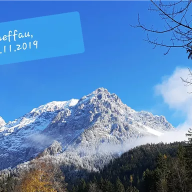 Eine beeindruckende Berglandschaft mit schneebedeckten Gipfeln und klarem, blauem Himmel. Die Aufnahme stammt aus Scheffau am 10.11.2019.
